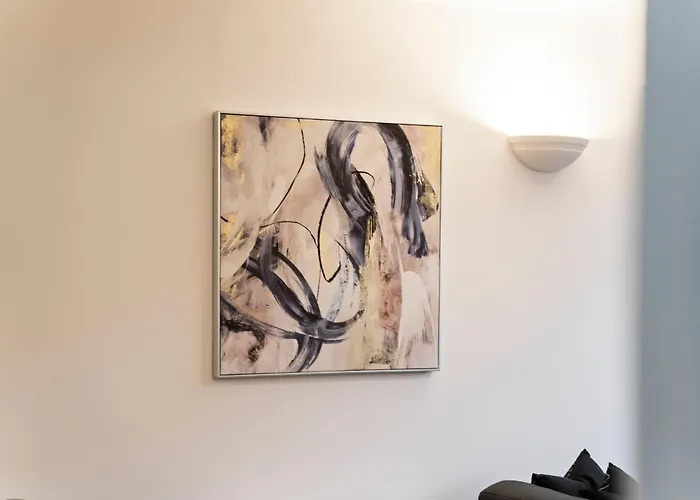Elegant Flat In Prime Location -Sleeps 4 - Parking
